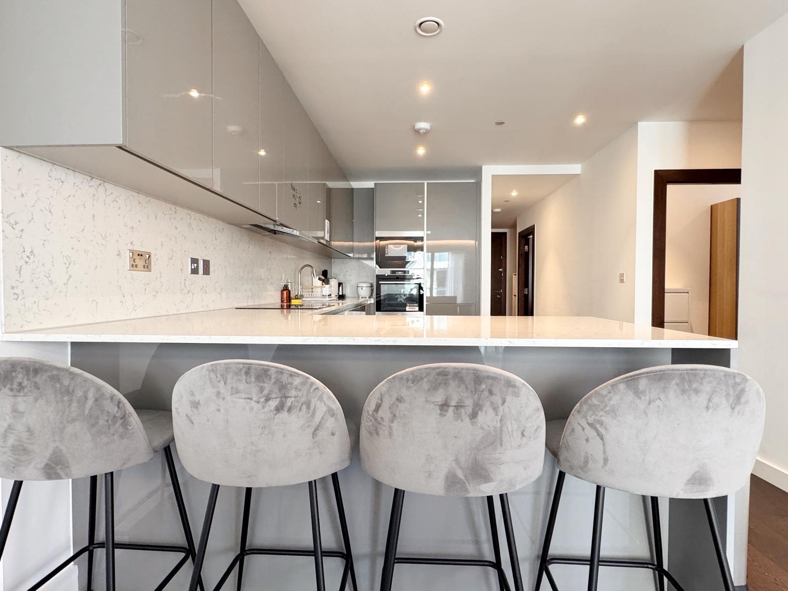 Skyline Serenity: Nine Elms 3BRs Haven