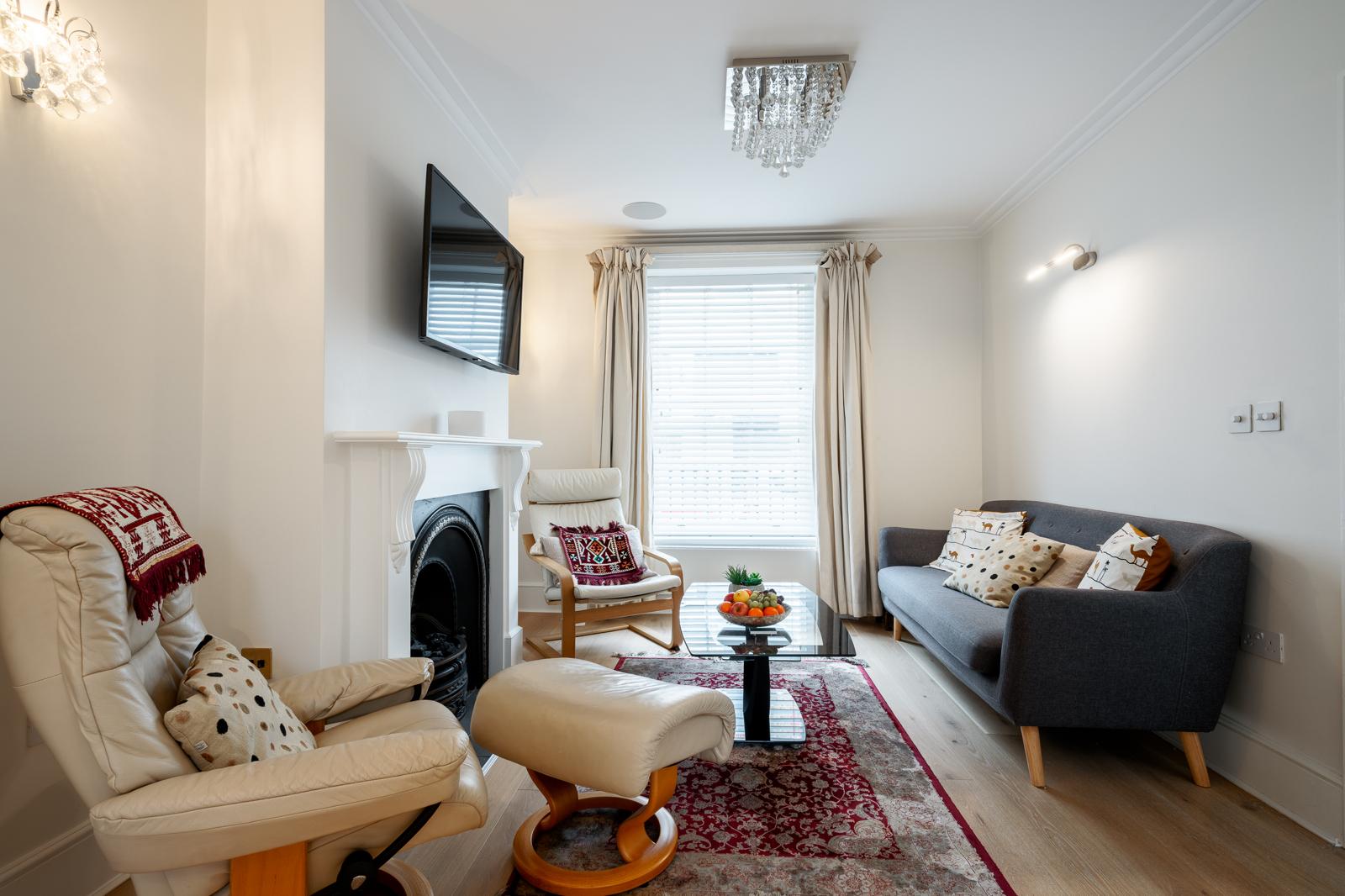 Luxe Layers: 3BR Villa with AC , Victoria Access