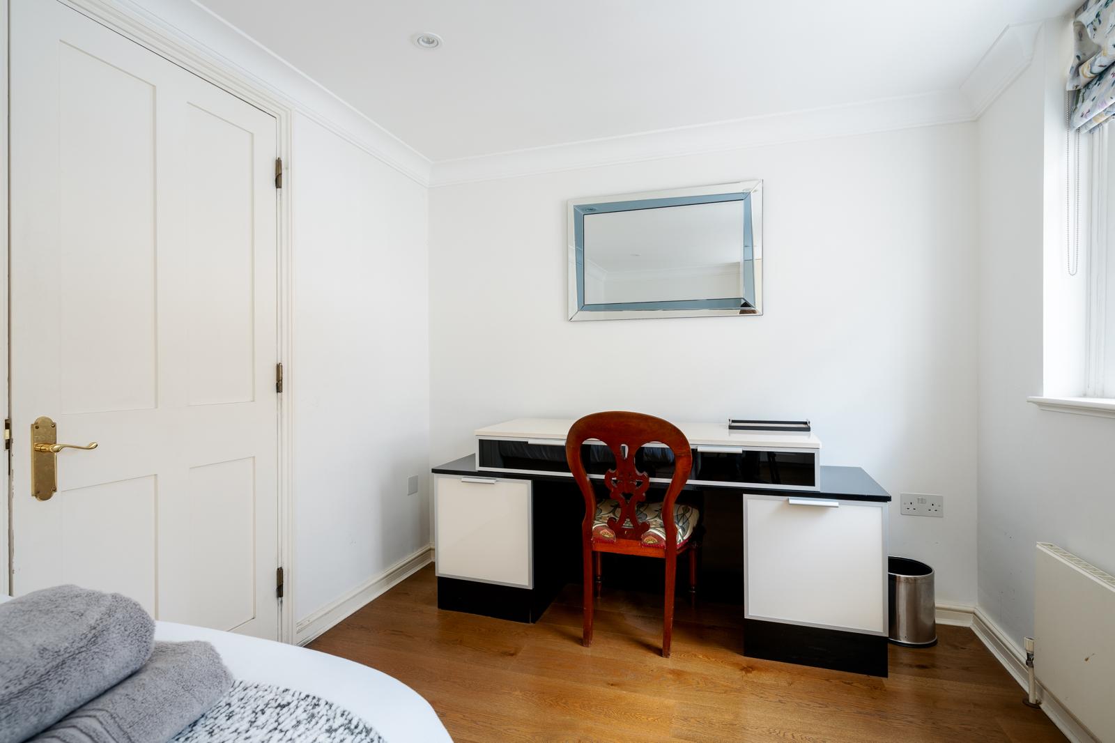 Royal Retreat: 3BR British Manor Near Victoria｜AC