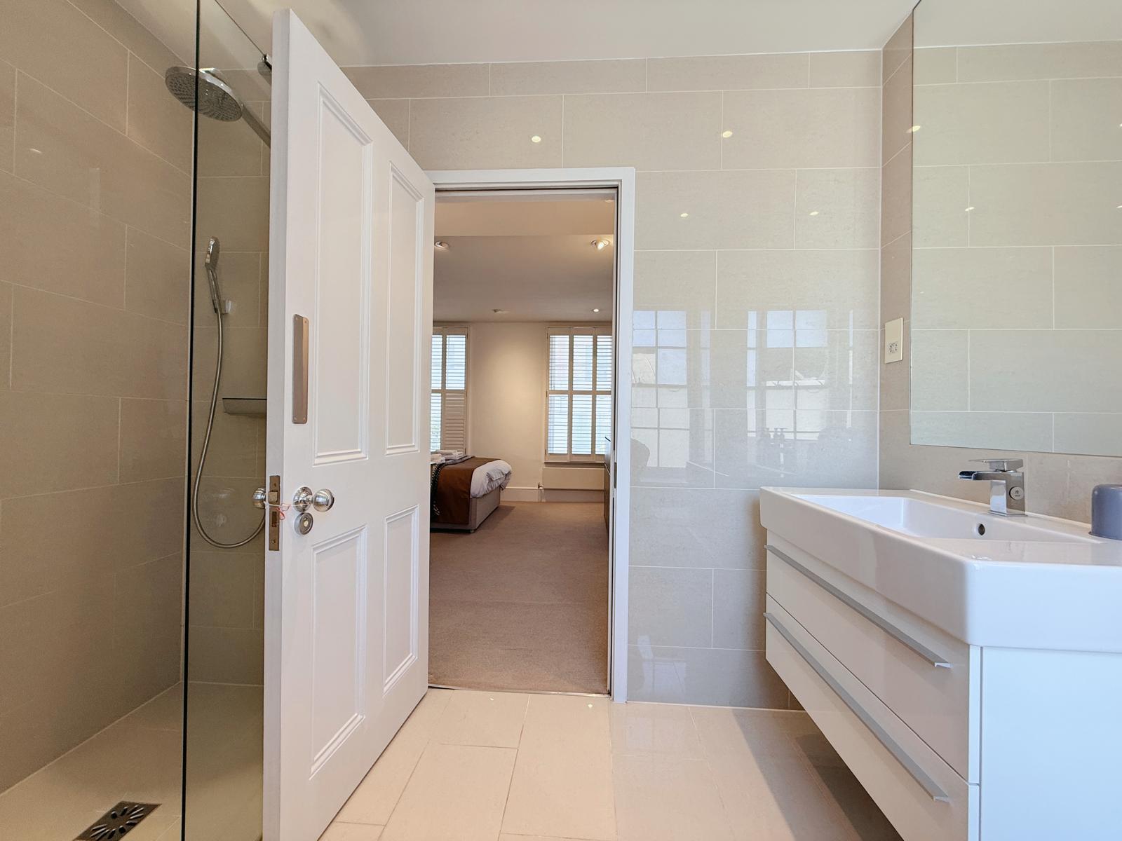 Spacious 3BRs townhouse 3 mins to Victoria | AC