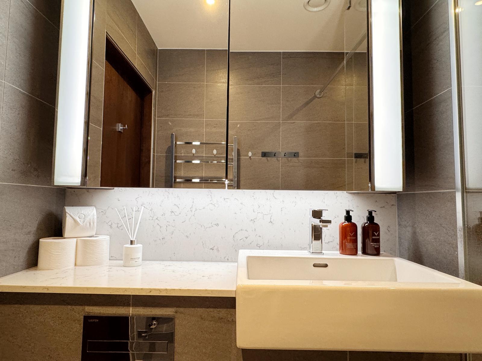 Skyline Serenity: Nine Elms 3BRs Haven