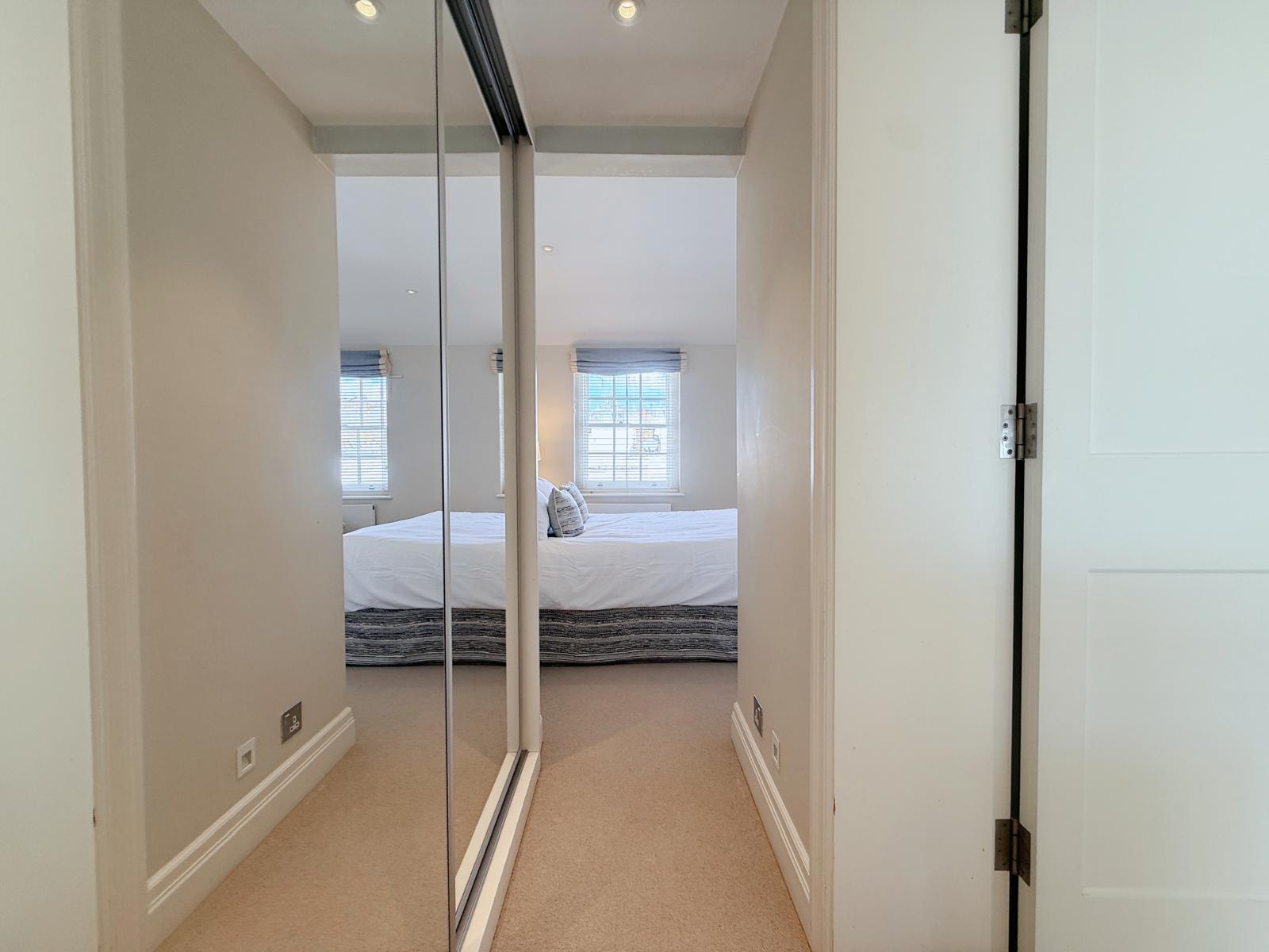 Stylish 3-Bedroom Terrace House Near Earls Court