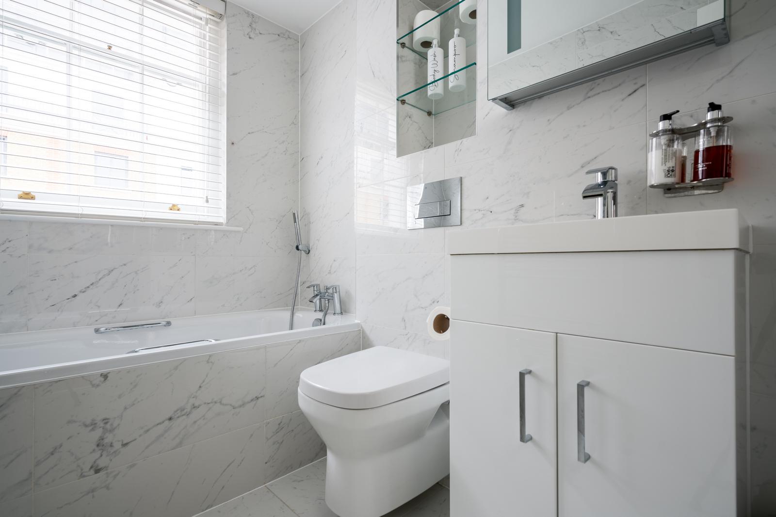 Luxe Layers: 3BR Villa with AC , Victoria Access