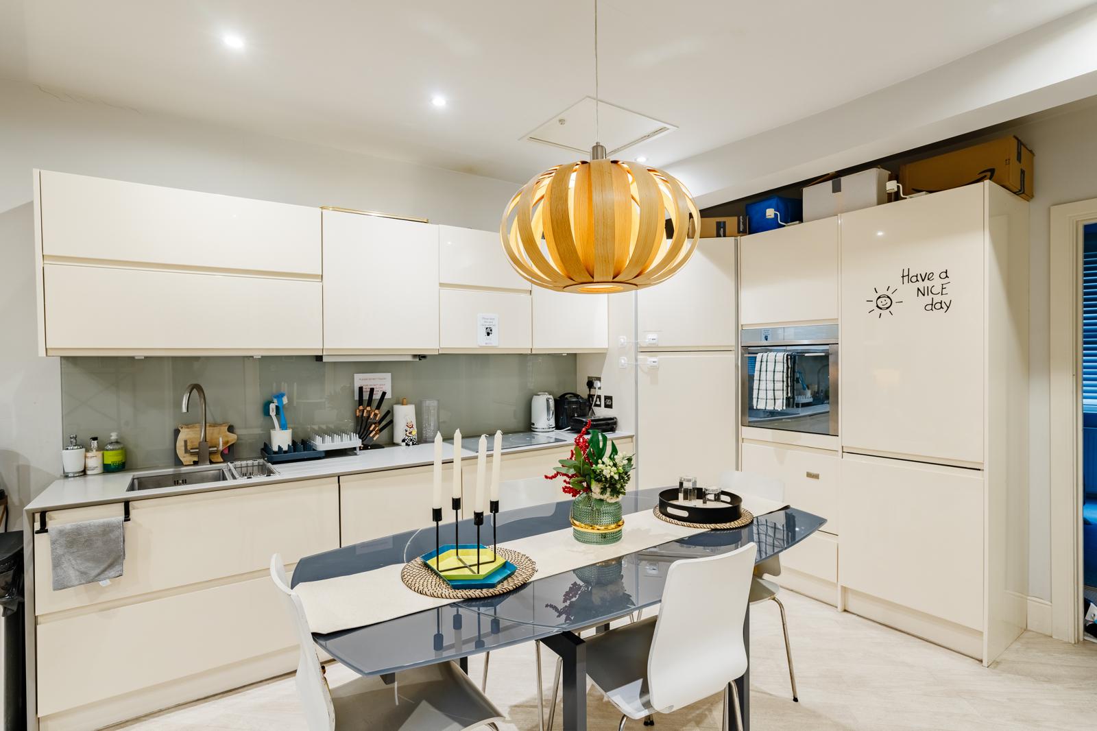 Luxury 3-En-suites House 3 mins to Pimlico with AC