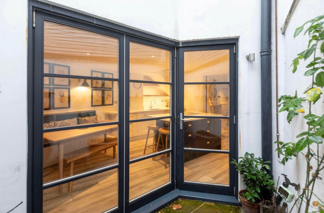 Stylish 3-Bedroom Terrace House Near Earls Court