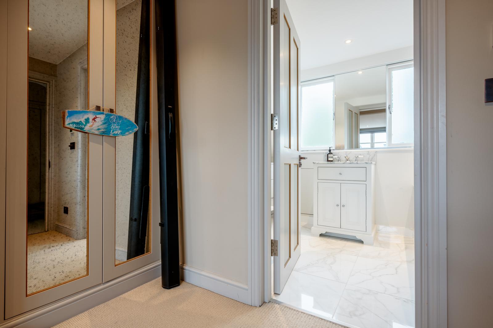 Chelsea Canvas: Art-Fueled 3BRs Townhouse | AC