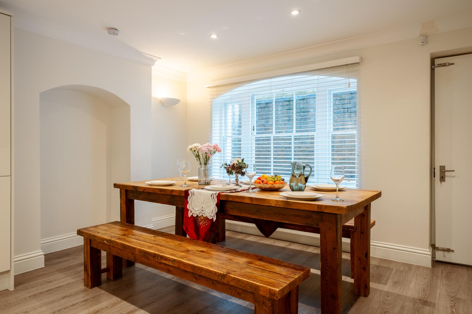 Luxe Layers: 3BR Villa with AC , Victoria Access