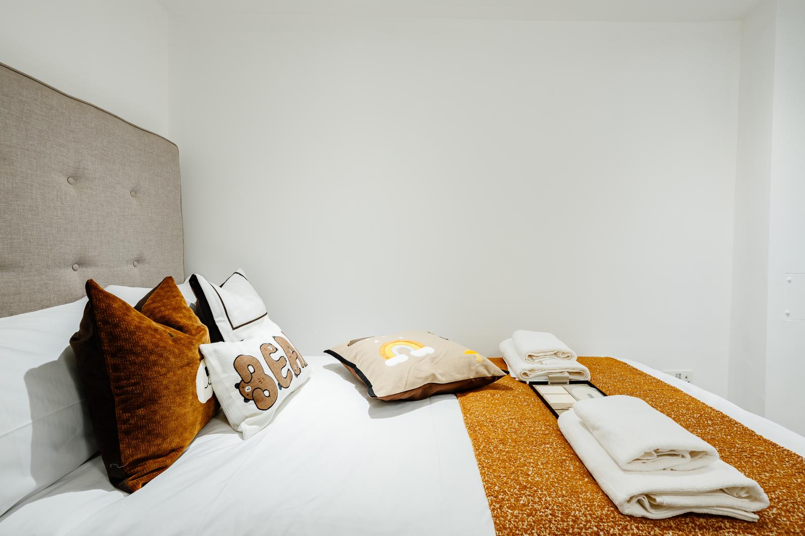 Spacious 3BRs townhouse 3 mins to Victoria | AC