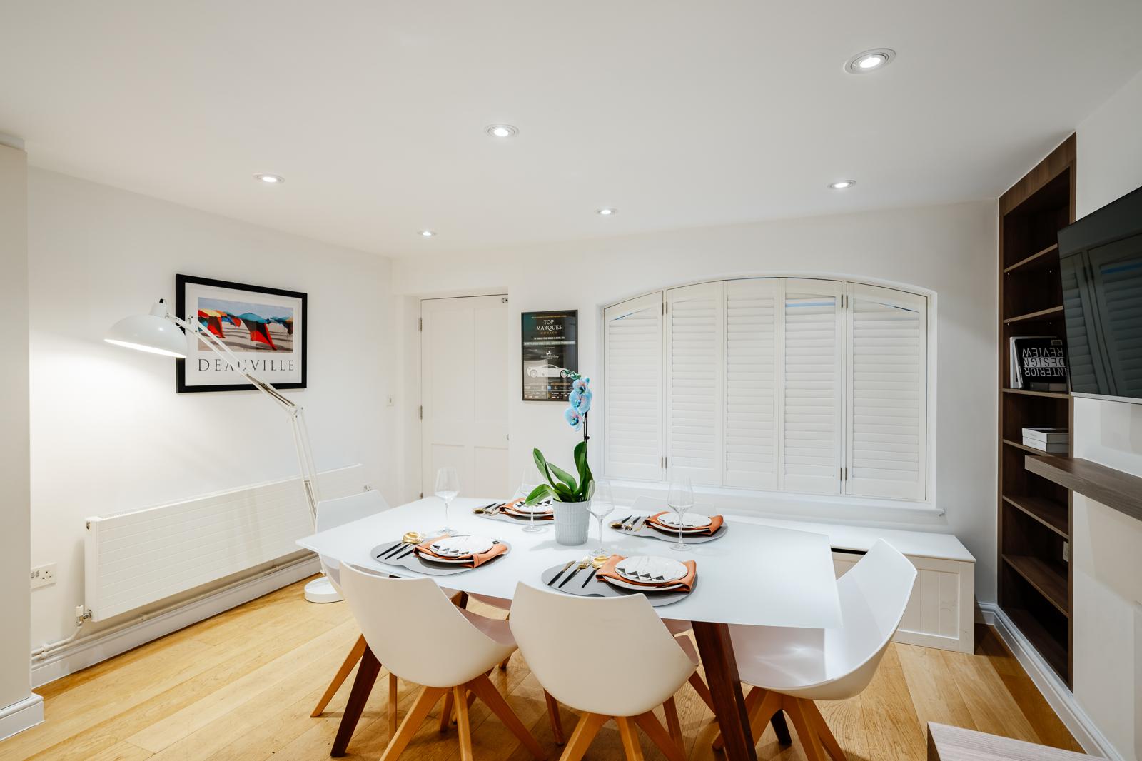 Spacious 3BRs townhouse 3 mins to Victoria | AC