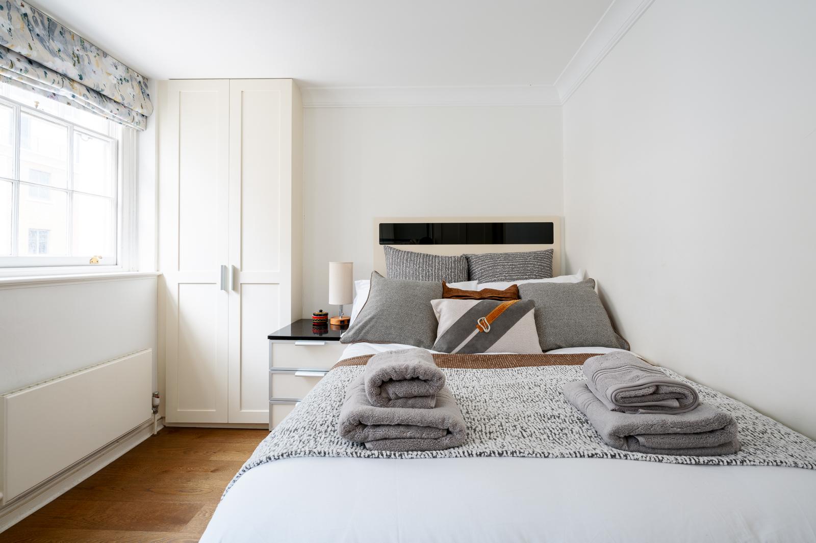 Royal Retreat: 3BR British Manor Near Victoria｜AC