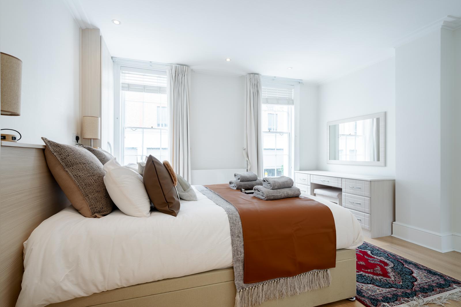 Luxe Layers: 3BR Villa with AC , Victoria Access