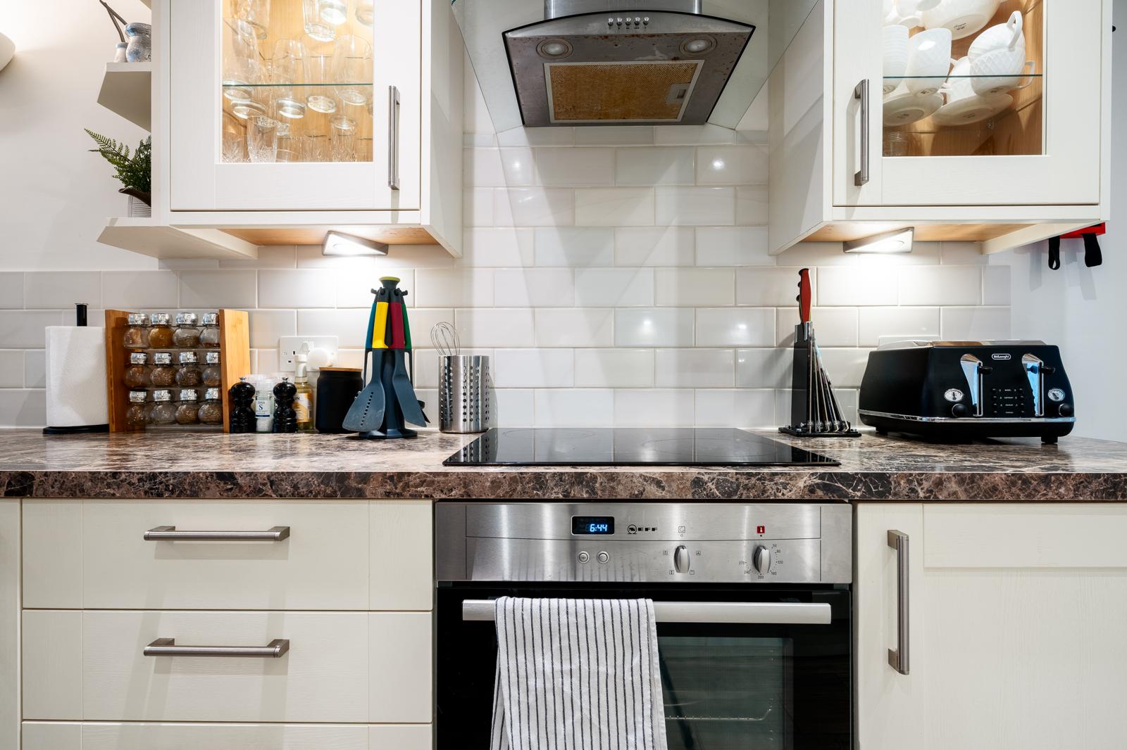 Royal Retreat: 3BR British Manor Near Victoria｜AC