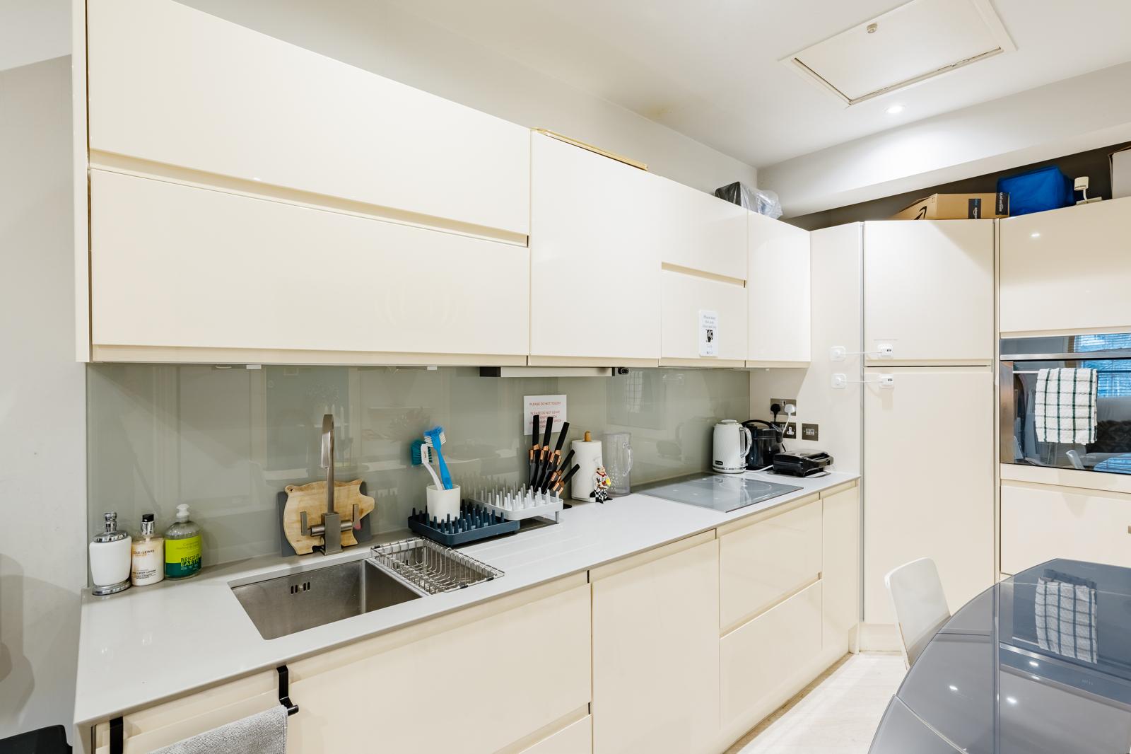 Luxury 3-En-suites House 3 mins to Pimlico with AC