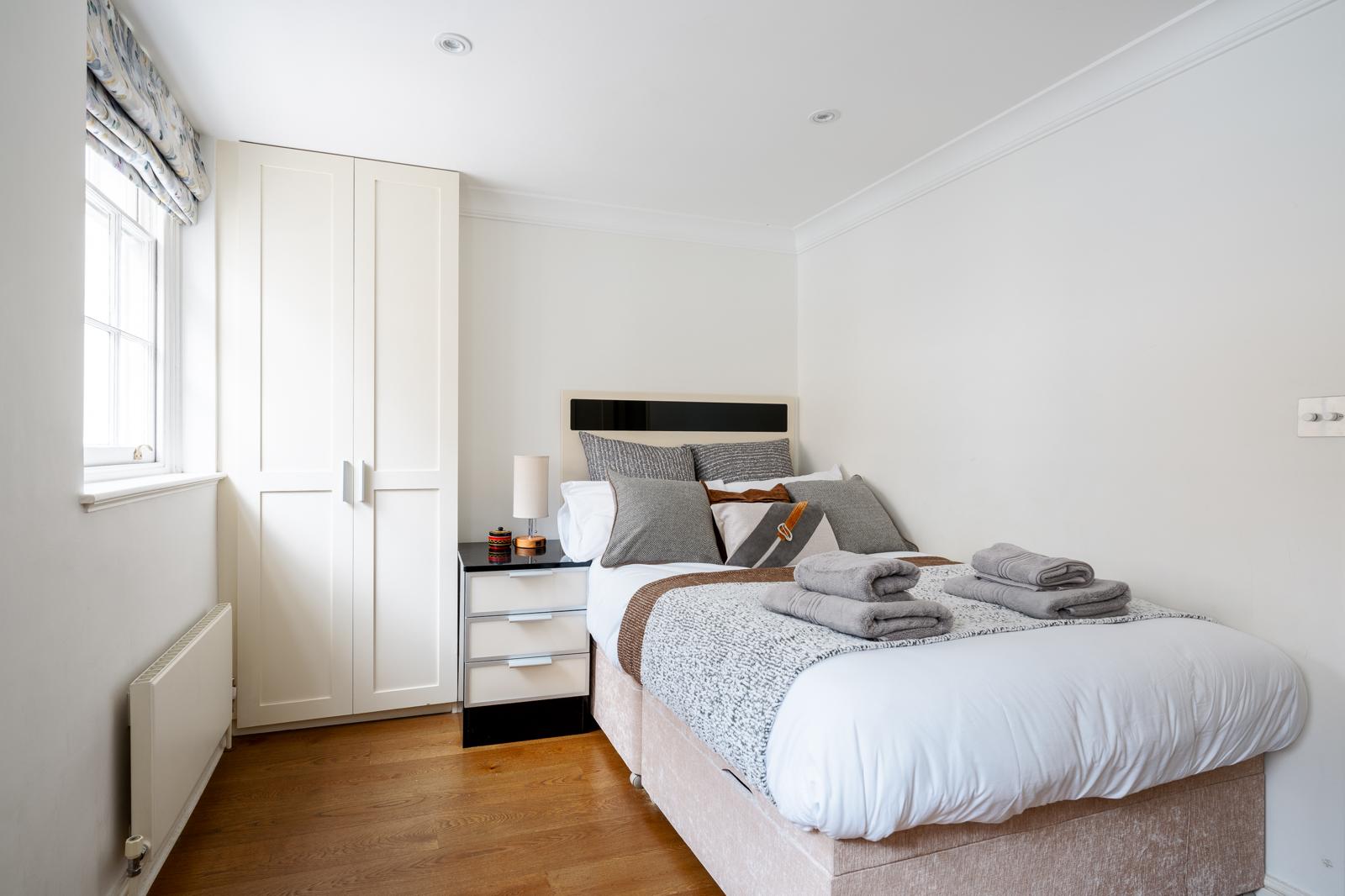 Royal Retreat: 3BR British Manor Near Victoria｜AC