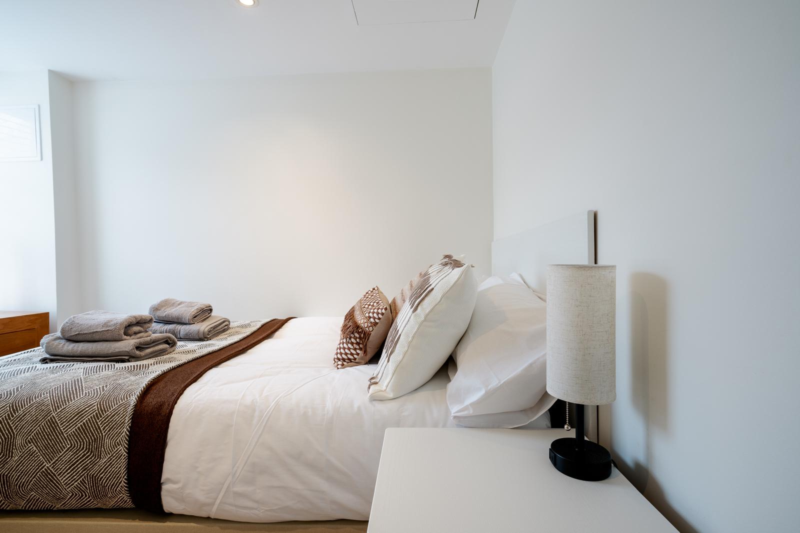 Luxe Layers: 3BR Villa with AC , Victoria Access