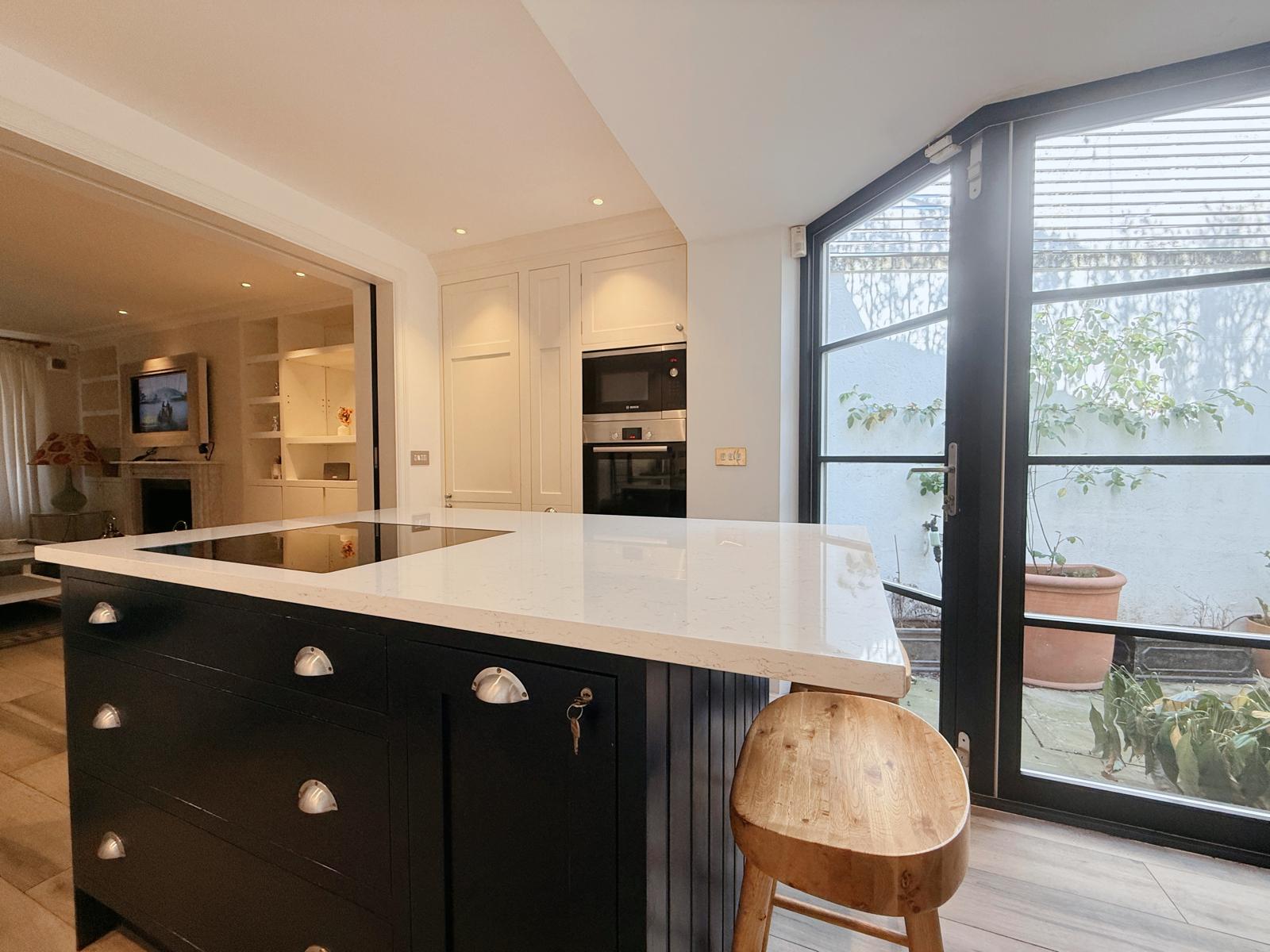 Stylish 3-Bedroom Terrace House Near Earls Court