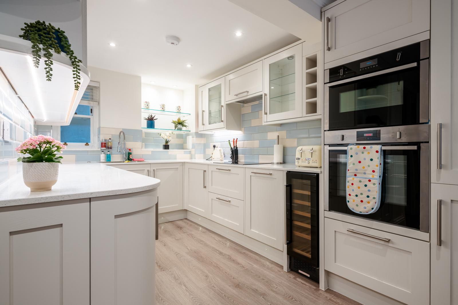 Luxe Layers: 3BR Villa with AC , Victoria Access