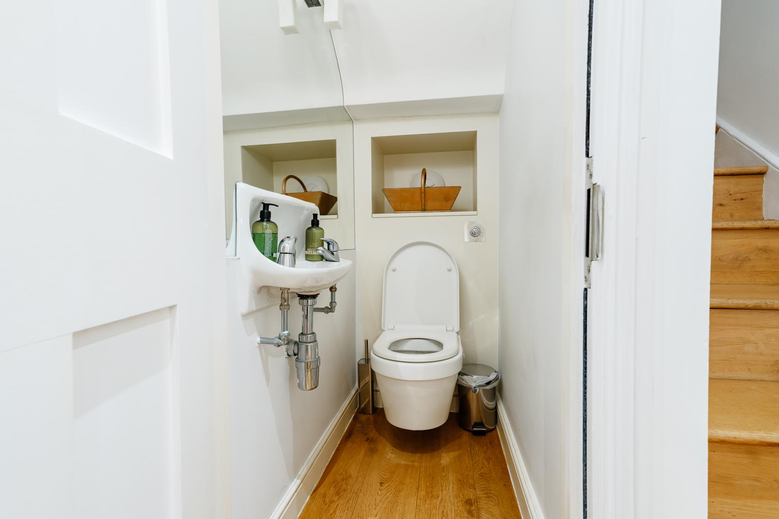 Spacious 3BRs townhouse 3 mins to Victoria | AC