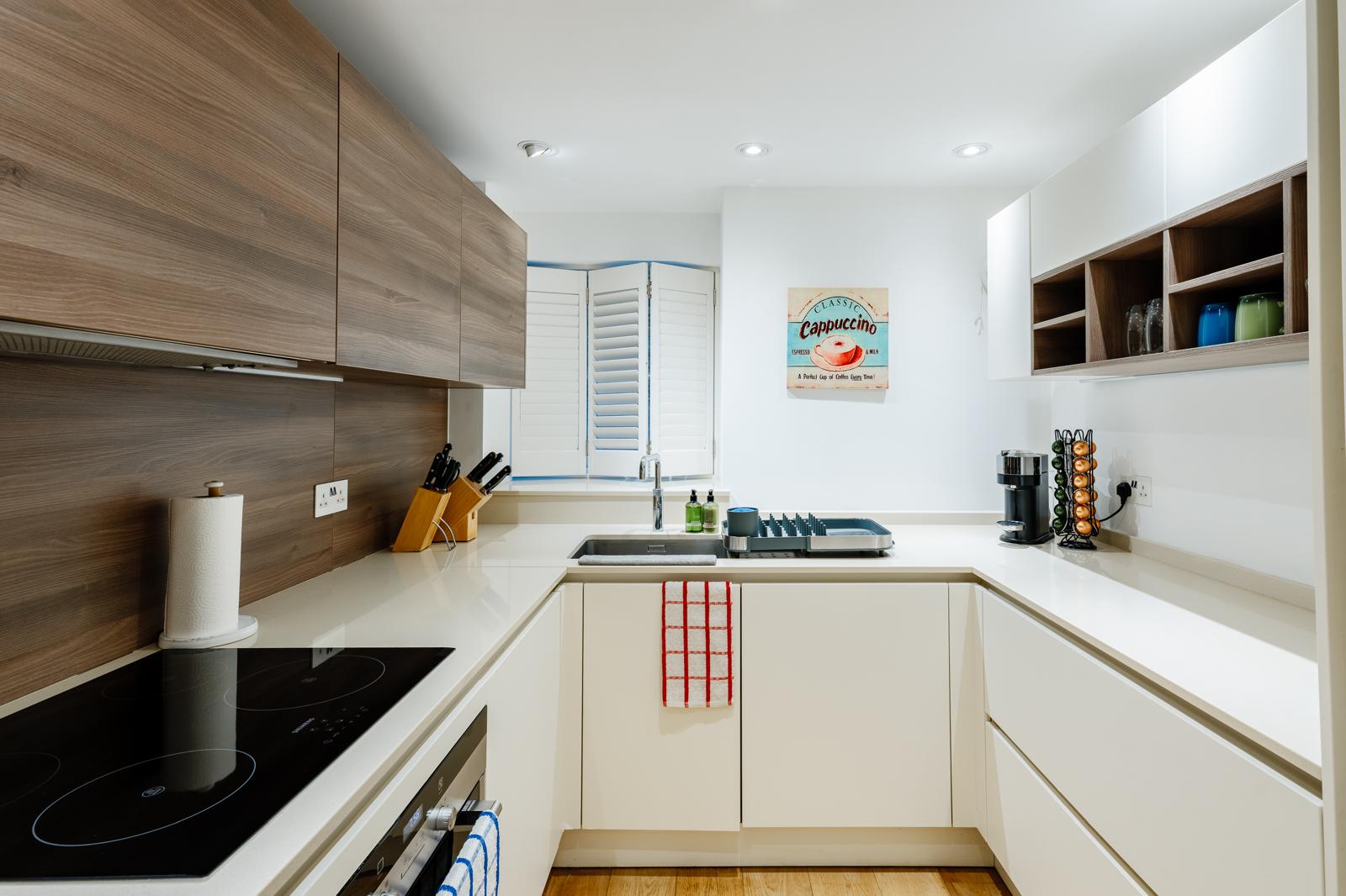 Spacious 3BRs townhouse 3 mins to Victoria | AC