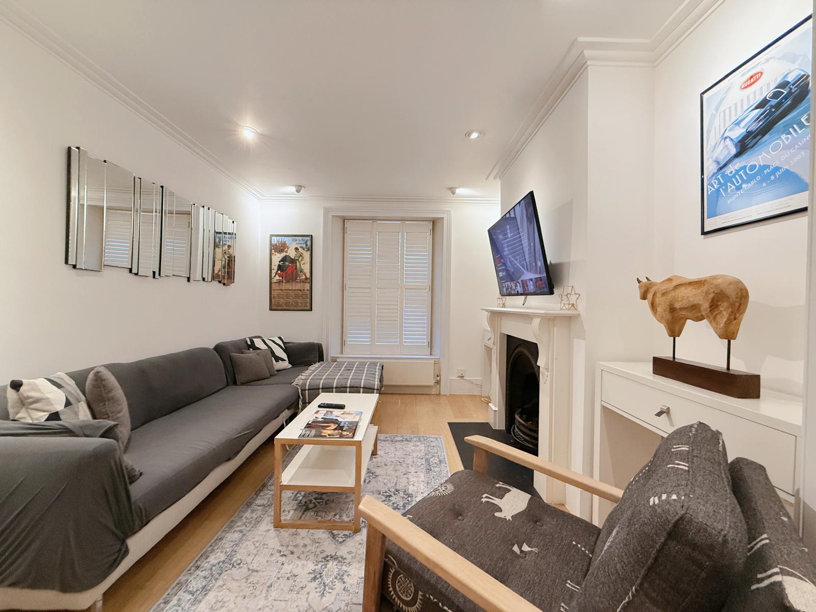 Spacious 3BRs townhouse 3 mins to Victoria | AC