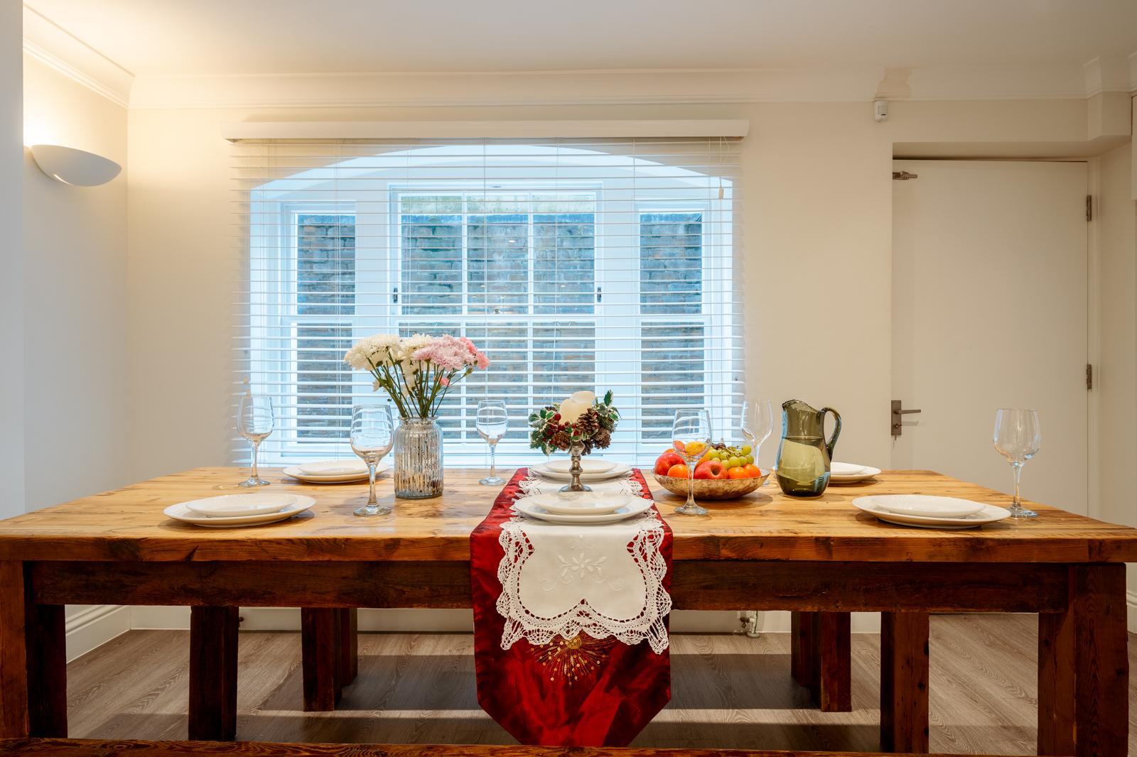 Luxe Layers: 3BR Villa with AC , Victoria Access