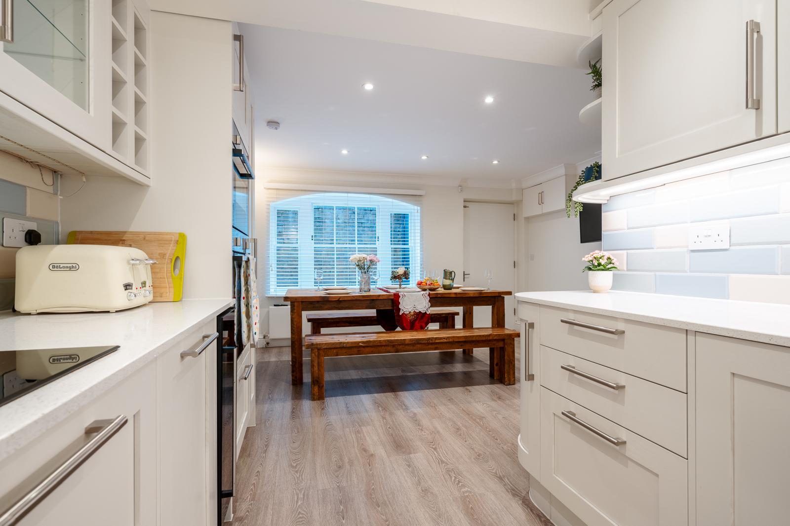 Luxe Layers: 3BR Villa with AC , Victoria Access