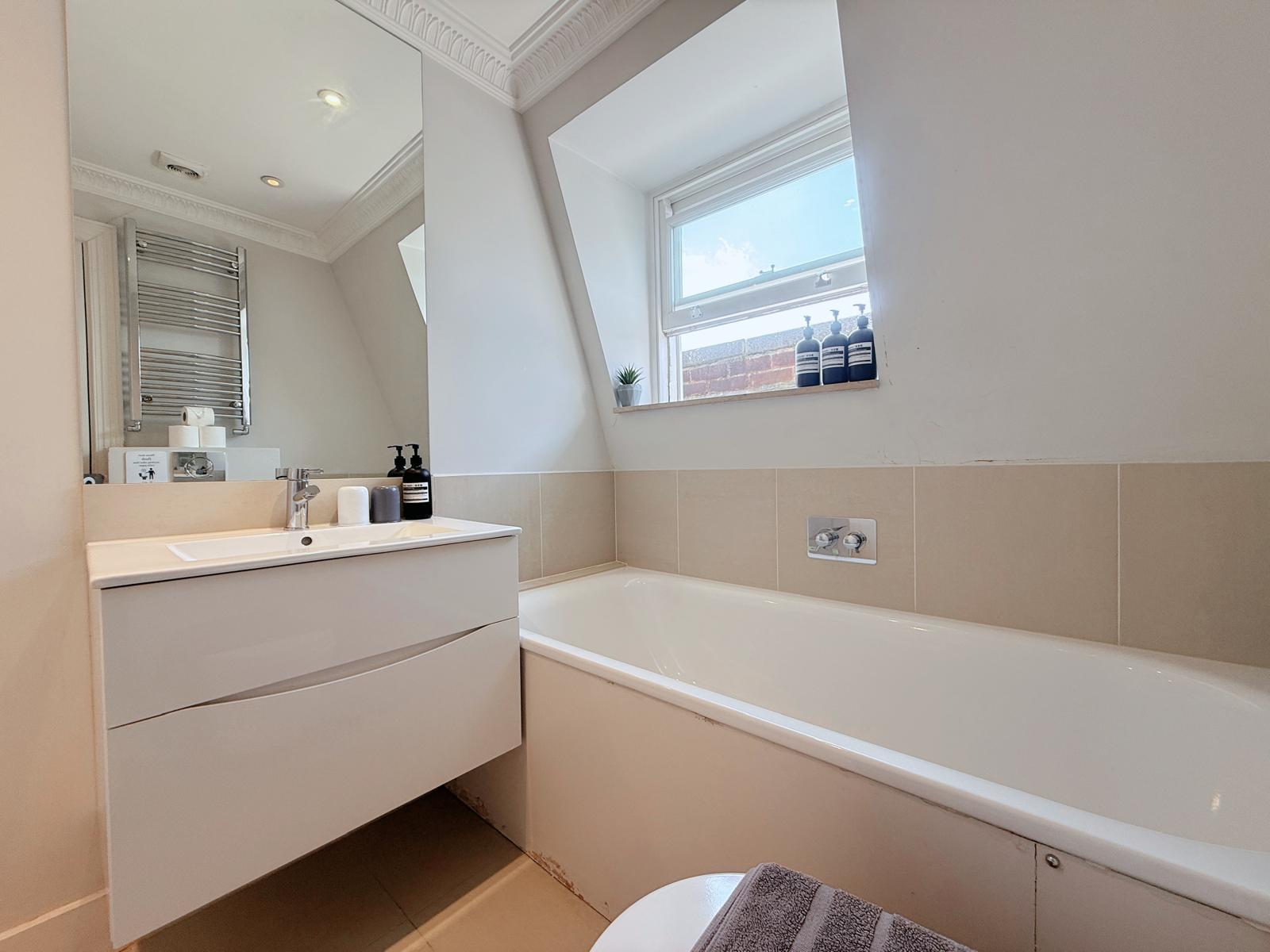 Spacious 5F House in Victoria , Safe & Quiet!