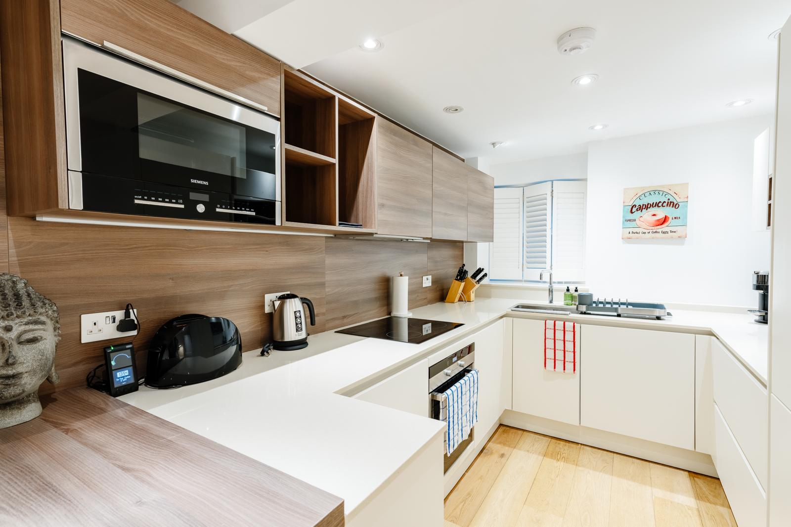 Spacious 3BRs townhouse 3 mins to Victoria | AC