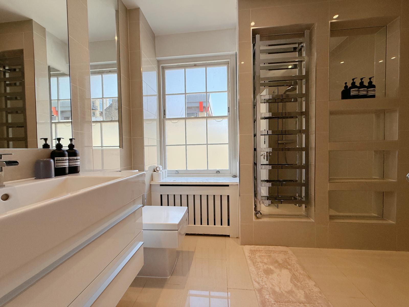 Spacious 3BRs townhouse 3 mins to Victoria | AC