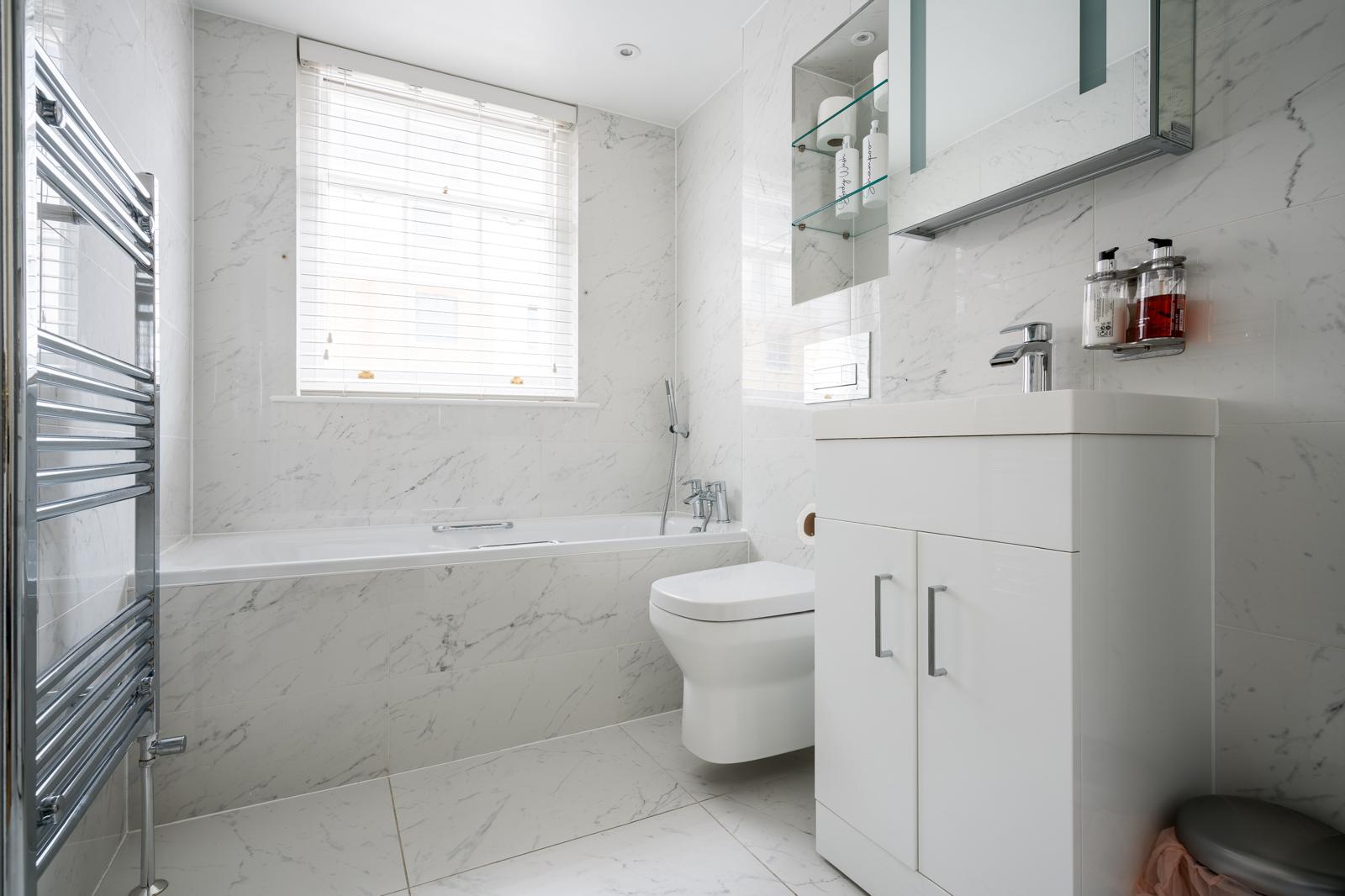 Luxe Layers: 3BR Villa with AC , Victoria Access