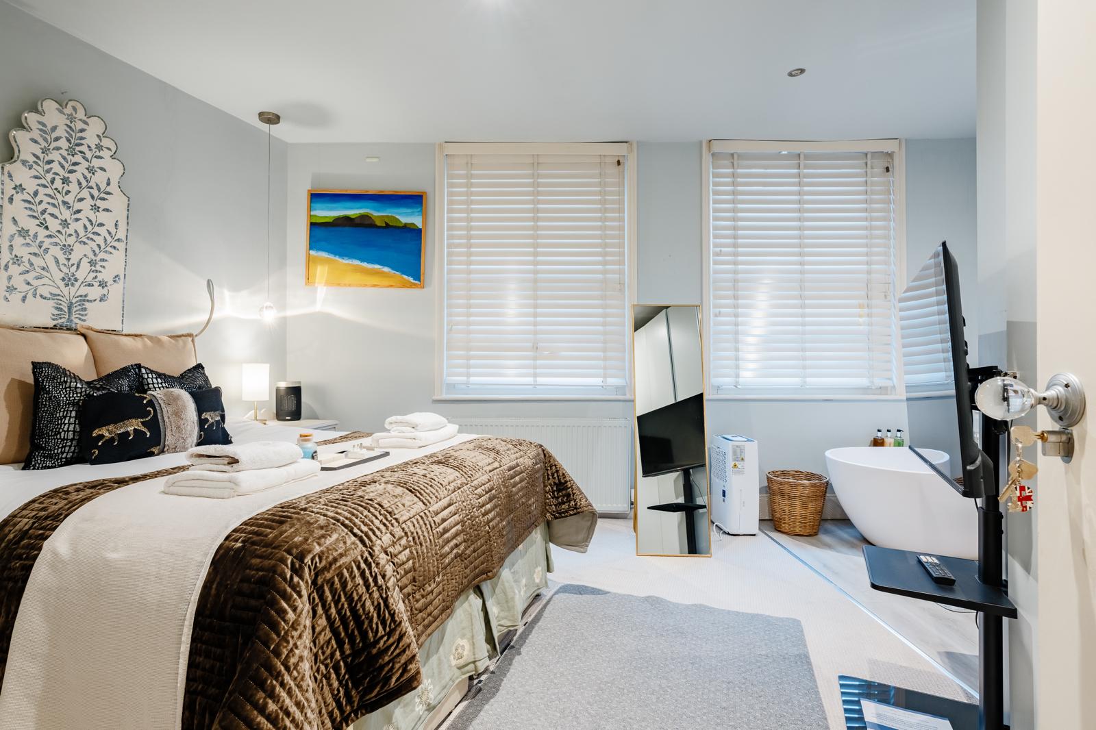 Luxury 3-En-suites House 3 mins to Pimlico with AC