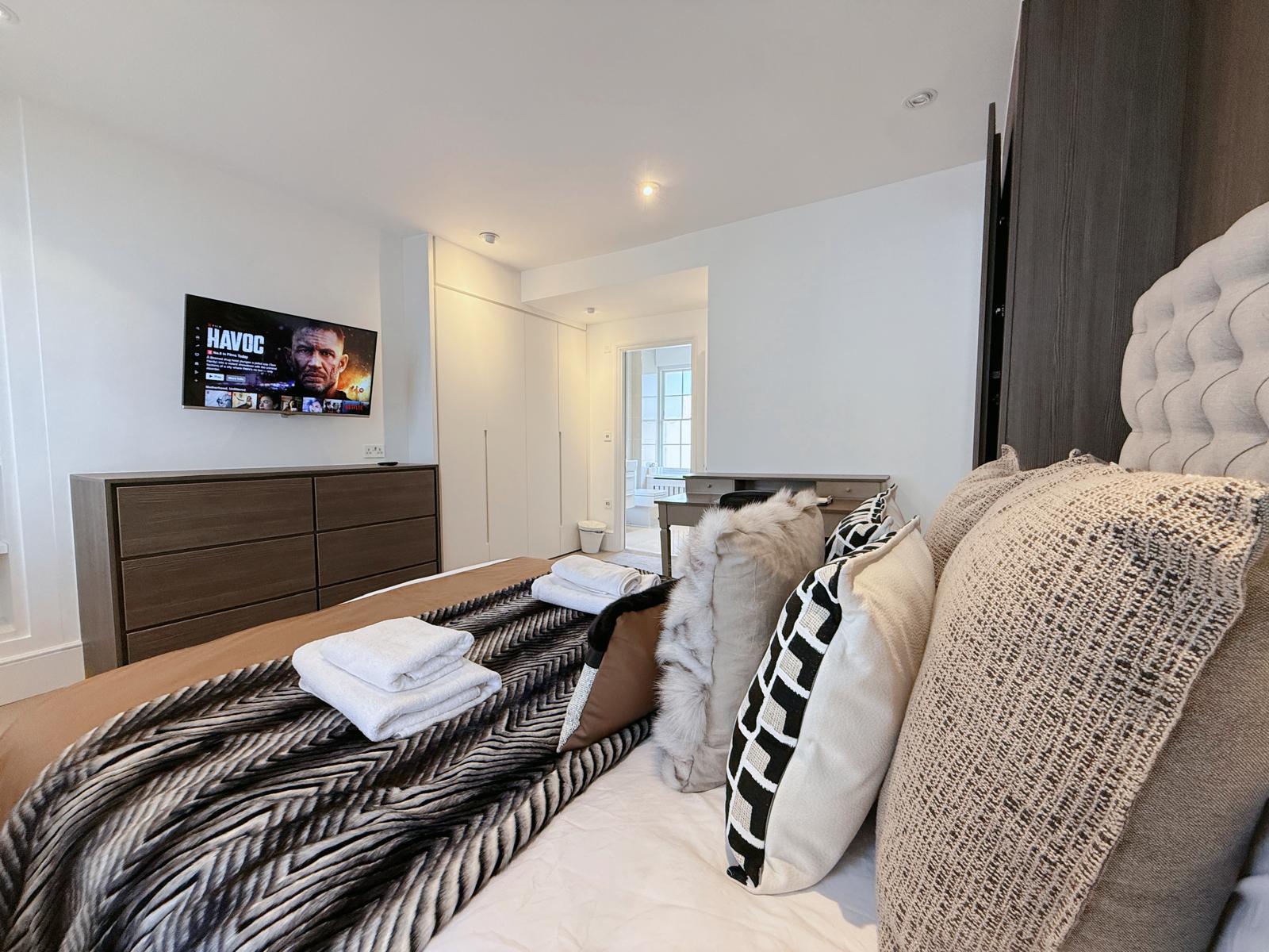 Spacious 3BRs townhouse 3 mins to Victoria | AC