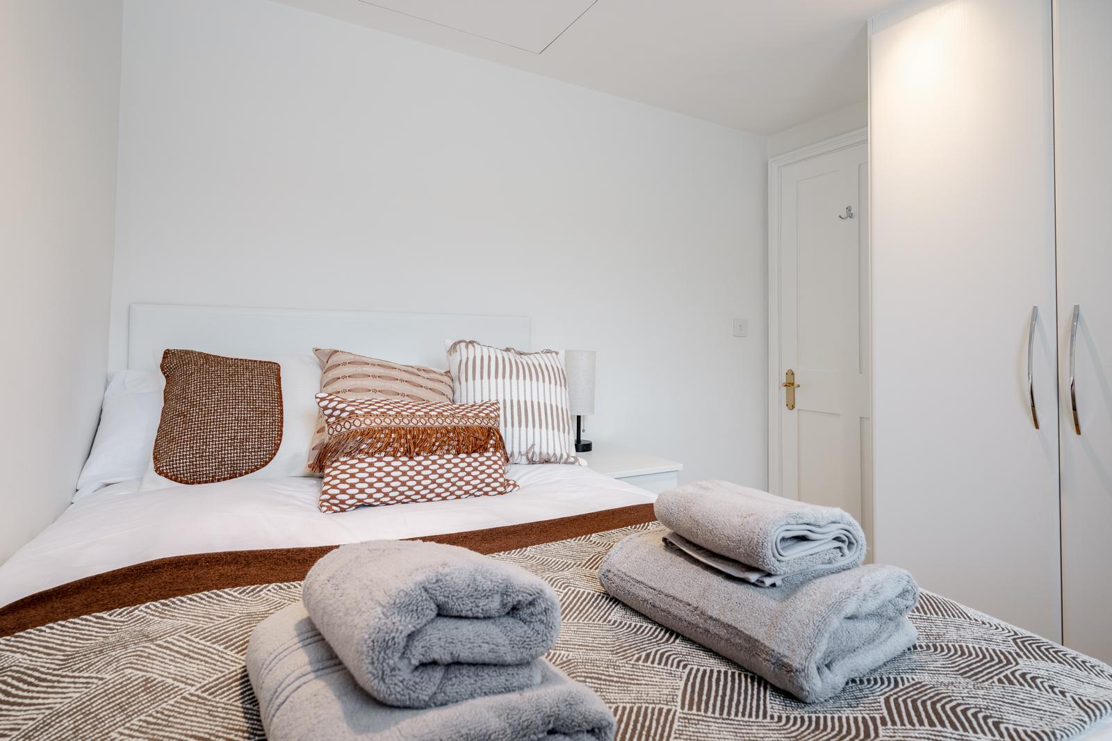 Luxe Layers: 3BR Villa with AC , Victoria Access