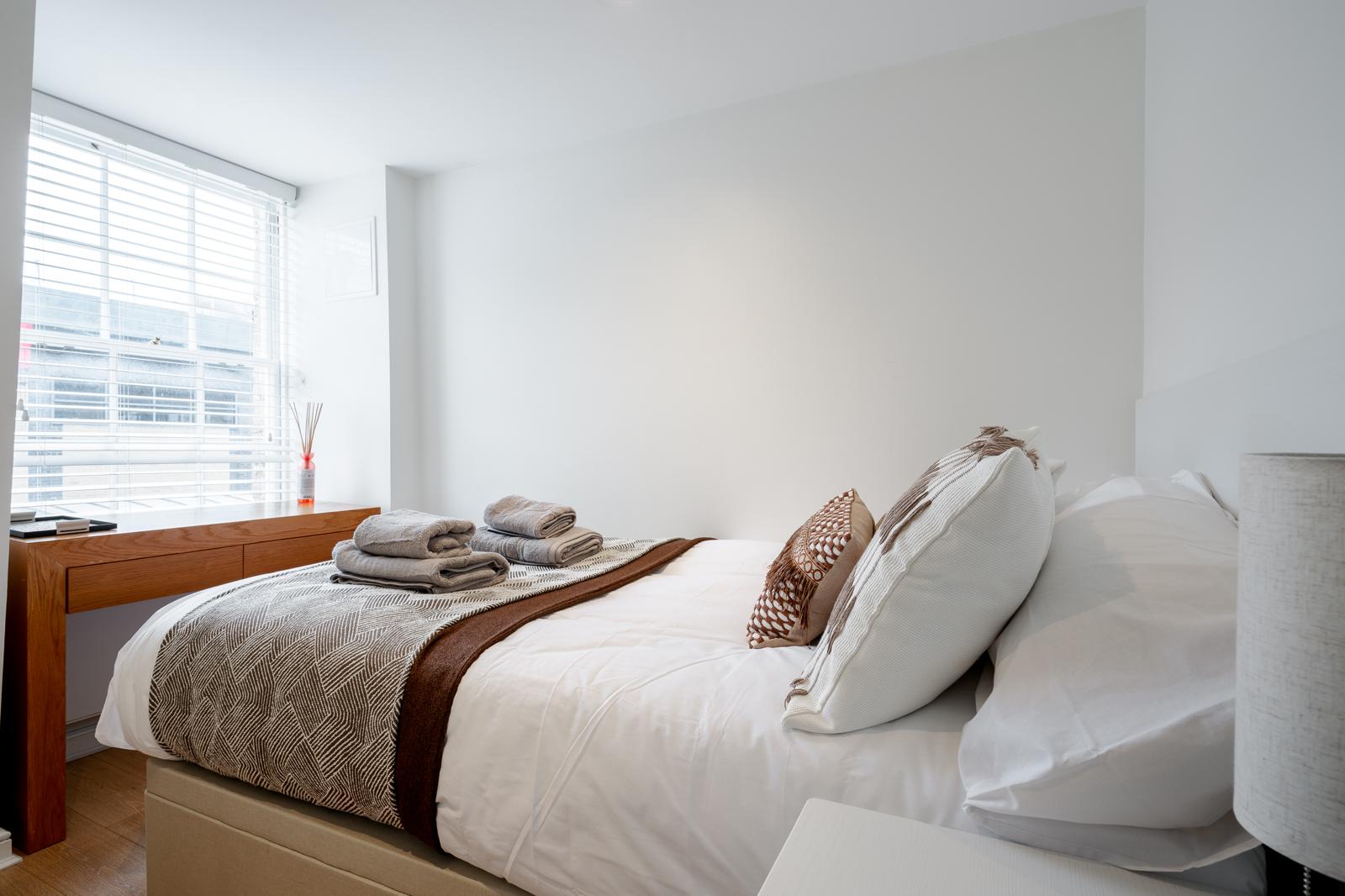 Luxe Layers: 3BR Villa with AC , Victoria Access