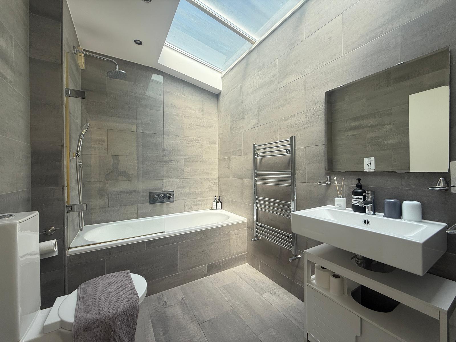 Stunning 3BRs 3F house close to Oxford with AC