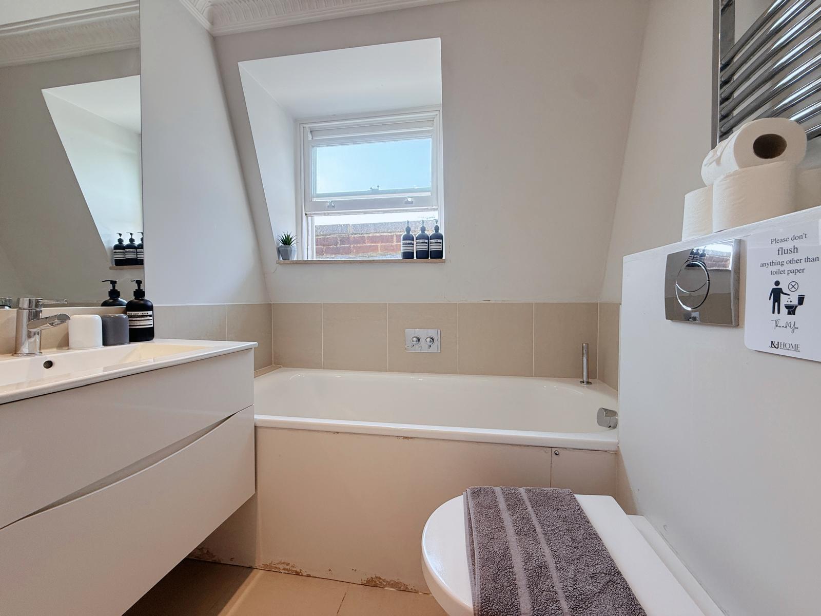 Spacious 5F House in Victoria , Safe & Quiet!