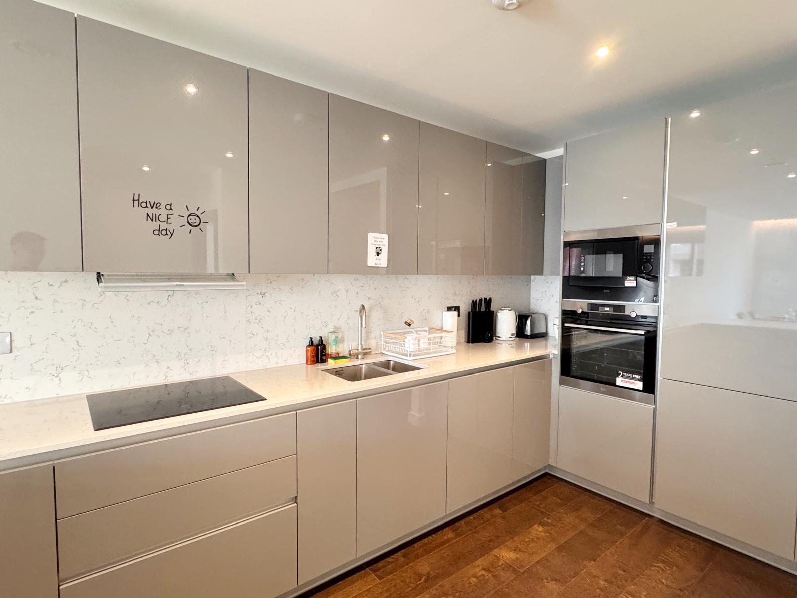 Skyline Serenity: Nine Elms 3BRs Haven