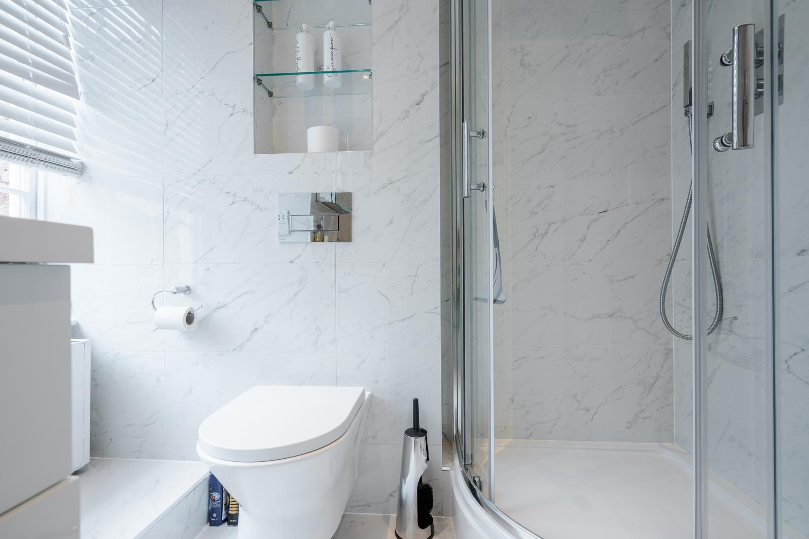 Luxe Layers: 3BR Villa with AC , Victoria Access