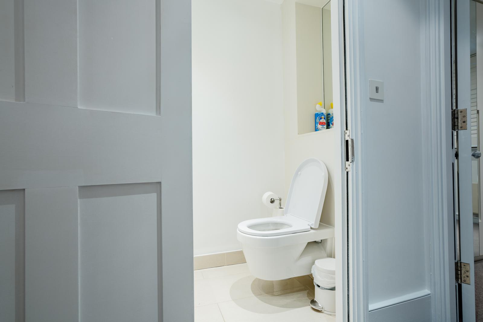 Spacious 3BRs townhouse 3 mins to Victoria | AC