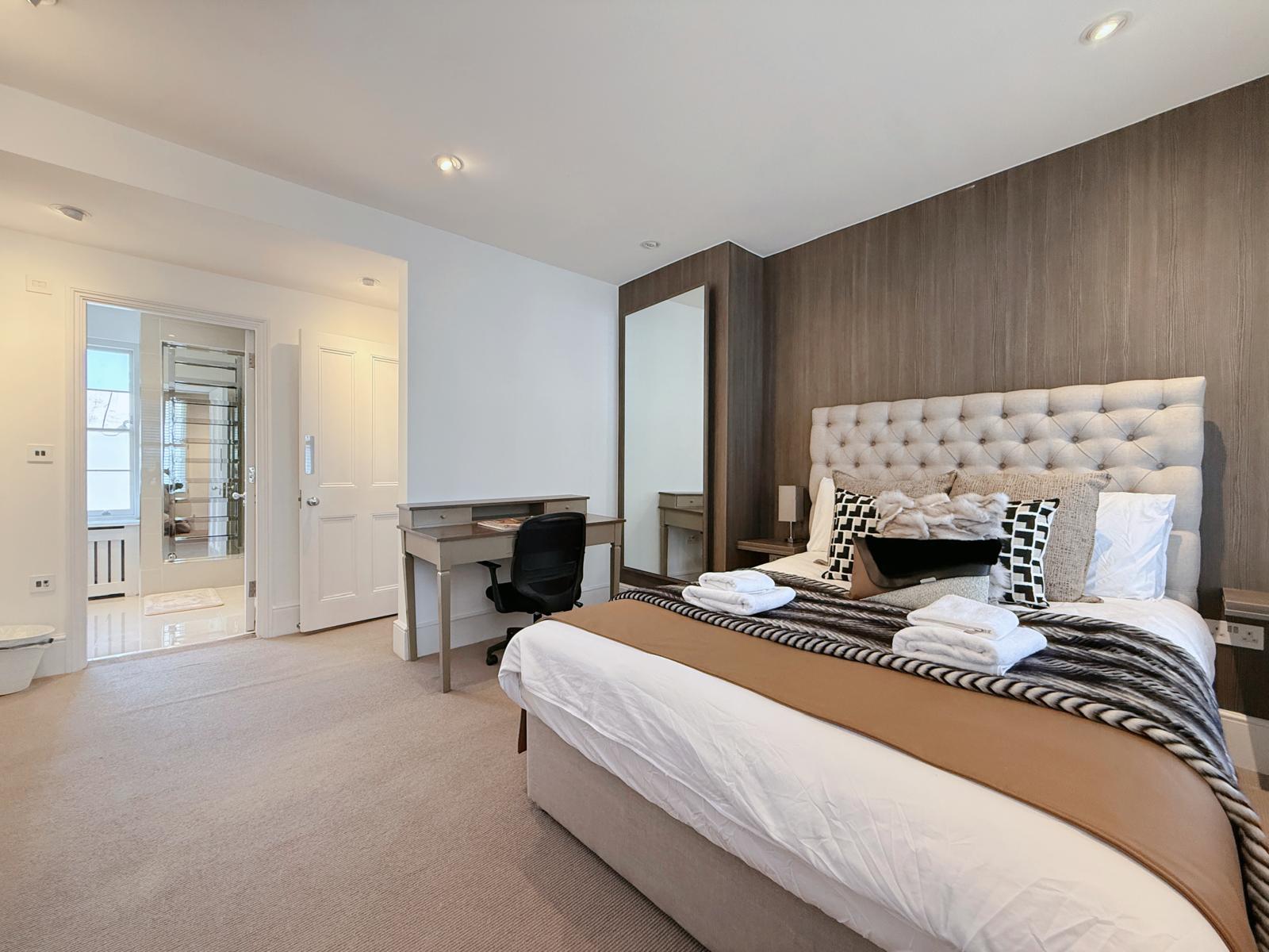 Spacious 3BRs townhouse 3 mins to Victoria | AC