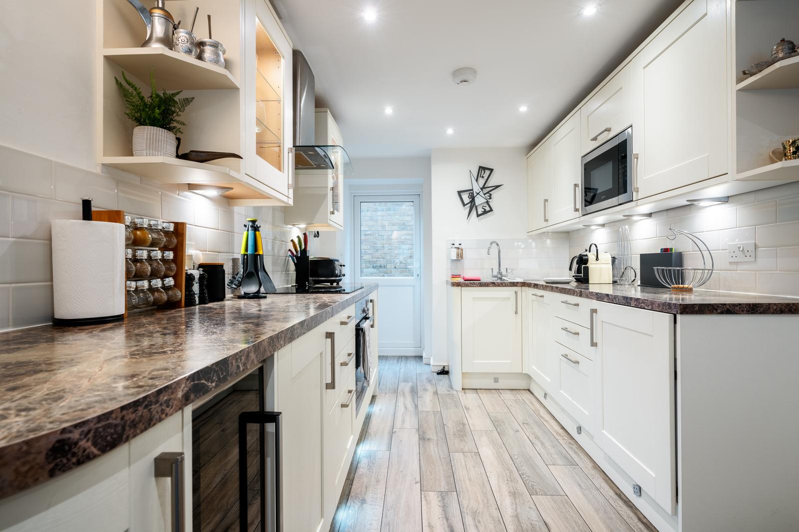 Royal Retreat: 3BR British Manor Near Victoria｜AC