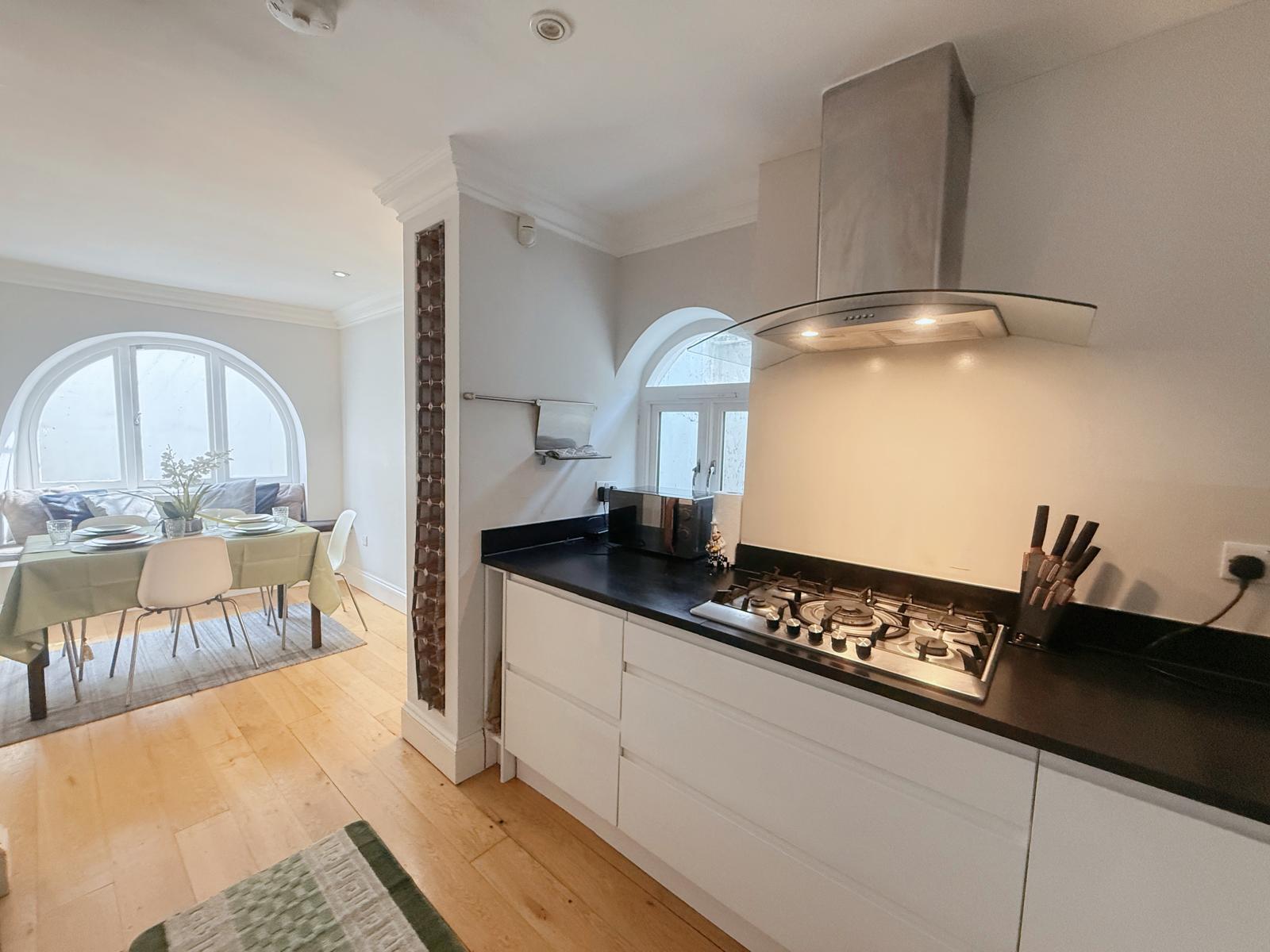 Spacious 5F House in Victoria , Safe & Quiet!