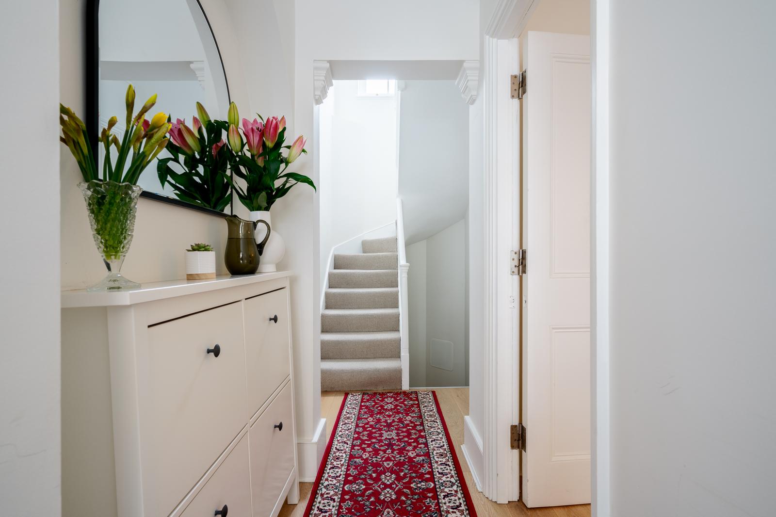 Luxe Layers: 3BR Villa with AC , Victoria Access