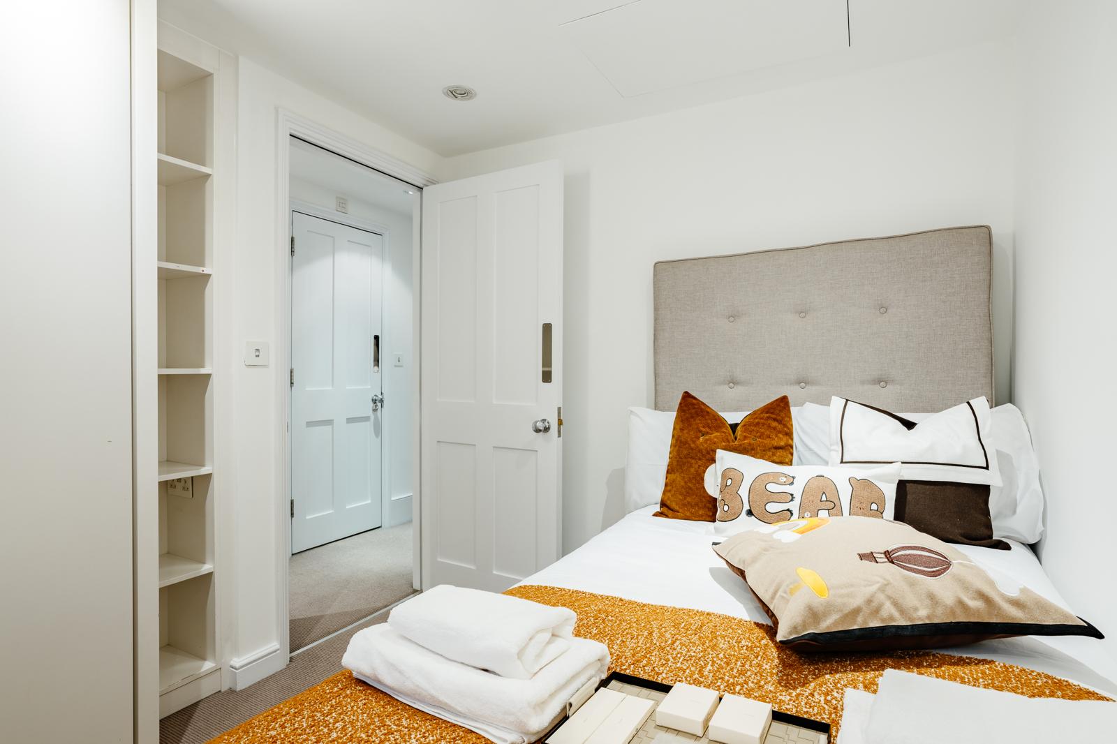 Spacious 3BRs townhouse 3 mins to Victoria | AC