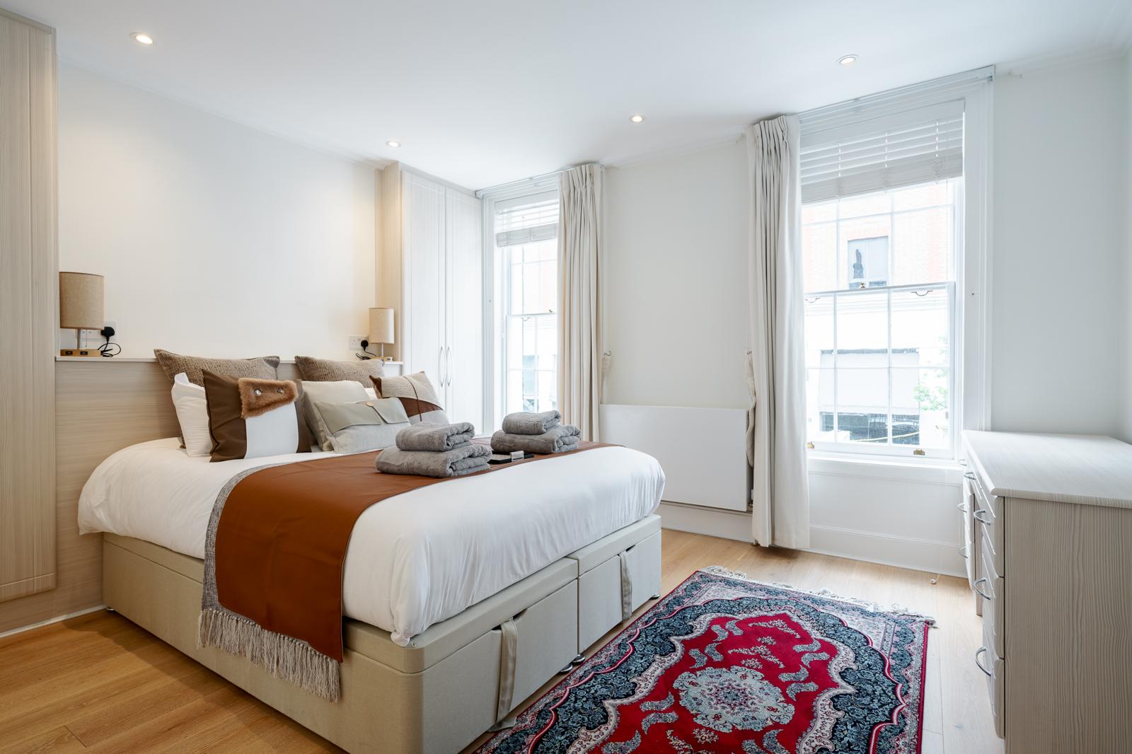 Luxe Layers: 3BR Villa with AC , Victoria Access