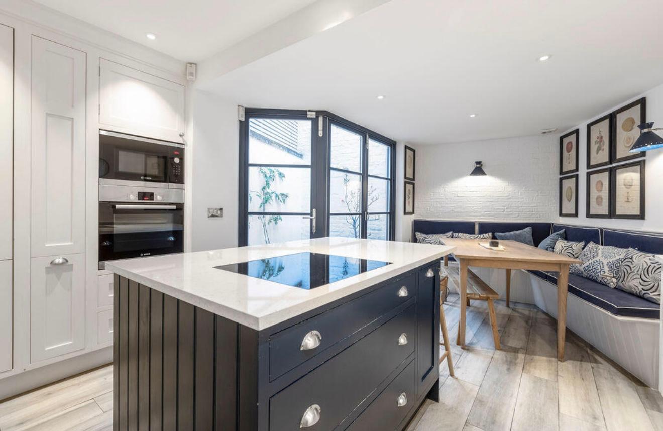 Stylish 3-Bedroom Terrace House Near Earls Court