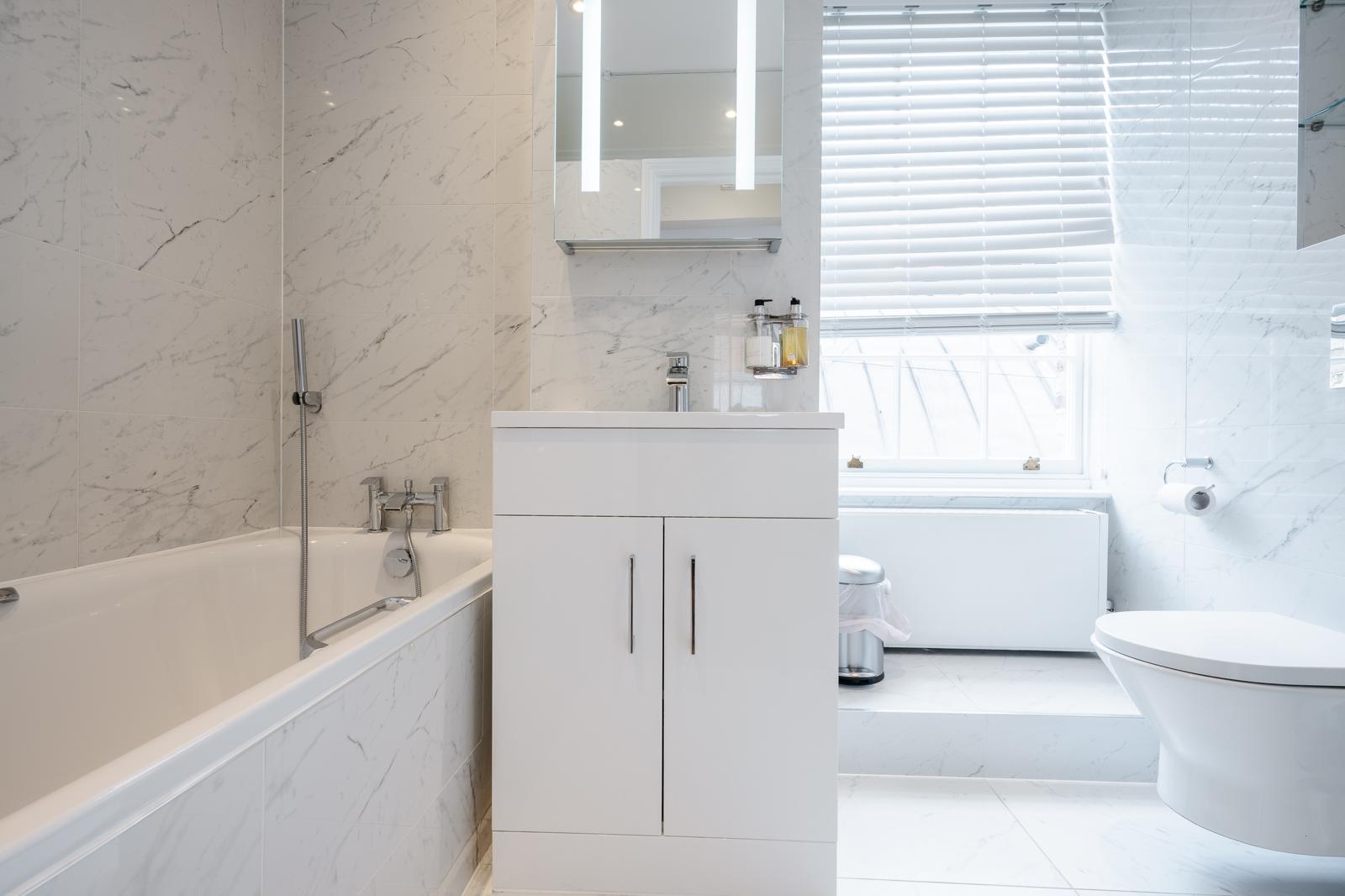 Luxe Layers: 3BR Villa with AC , Victoria Access