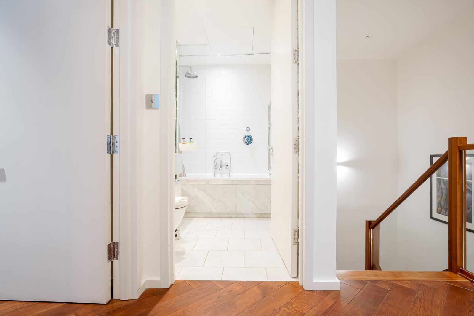 Luxury 2BRs Maisonette walk to Tube Nine Elm