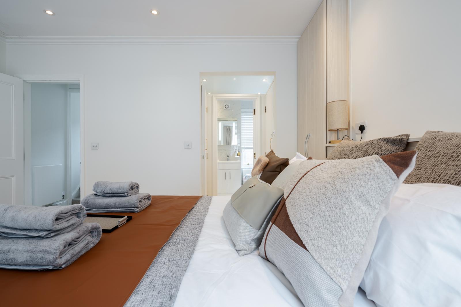 Luxe Layers: 3BR Villa with AC , Victoria Access