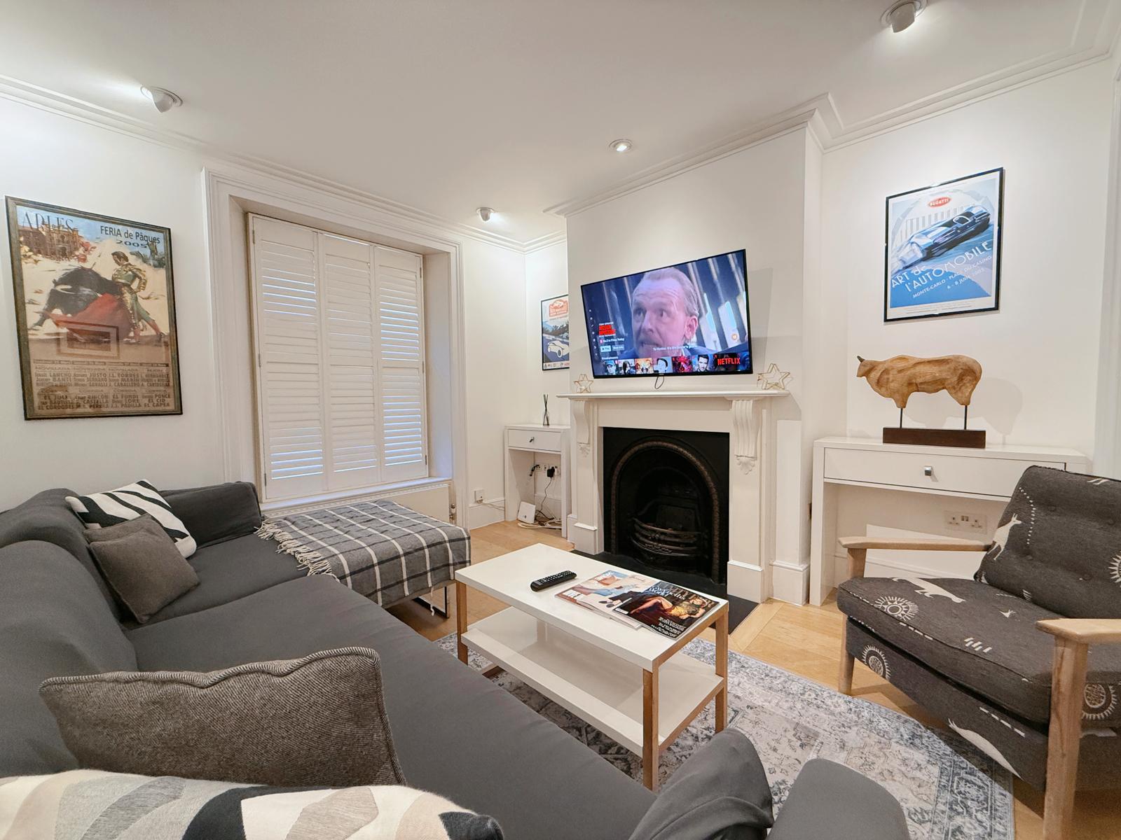 Spacious 3BRs townhouse 3 mins to Victoria | AC